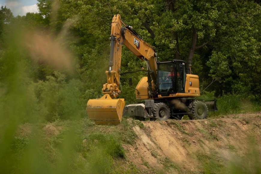 BUILT FOR PERFORMANCE, THE NEW CAT M320 WHEELED EXCAVATOR OFFERS MORE SWING TORQUE, A LONGER WHEELBASE AND EXTENDED SERVICE INTERVALS